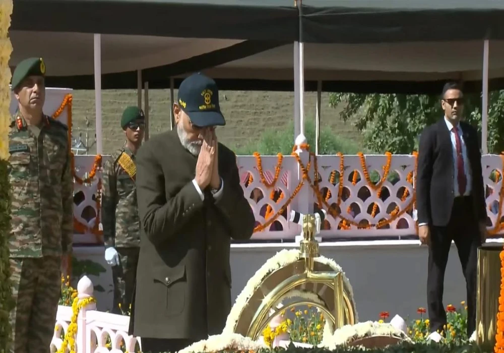 PM Celebrates 25 Years of Kargil Vijay Diwas with Special War Memorial Visit